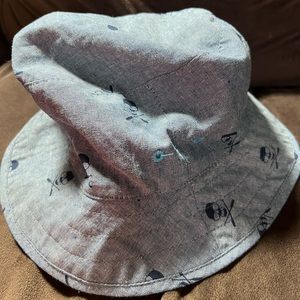 Bucket hat with skull and crossbones. Packable. Cotton blend